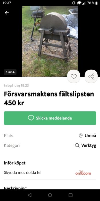 En gammal fältslipsten monterad på träställning utomhus.