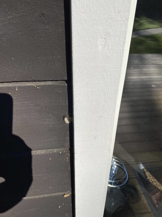 PVC-rör i väggen under en batteridriven dörrklocka, eventuell förberedelse för eldragning.