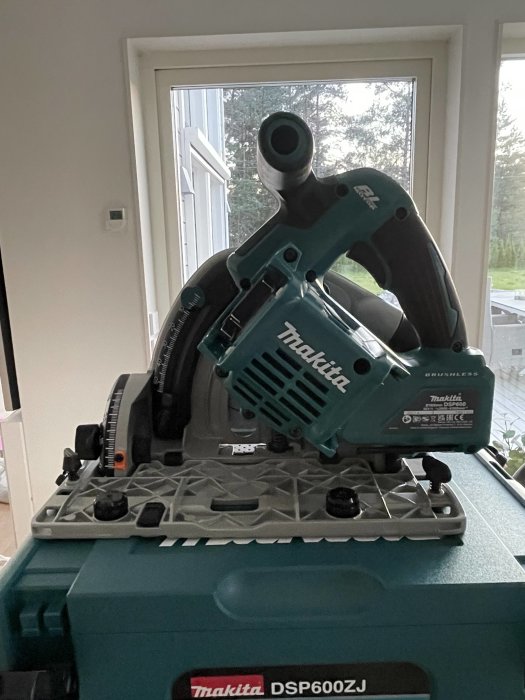 Ny Makita bandsåg modell DSP600ZJ på ett fönsterbräde, köpt för 3380kr med prismatchning.