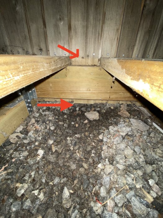 Fasadbrädor går nästan ner till markytan under en trall, med pilar som indikerar var brädorna borde vara kapat.