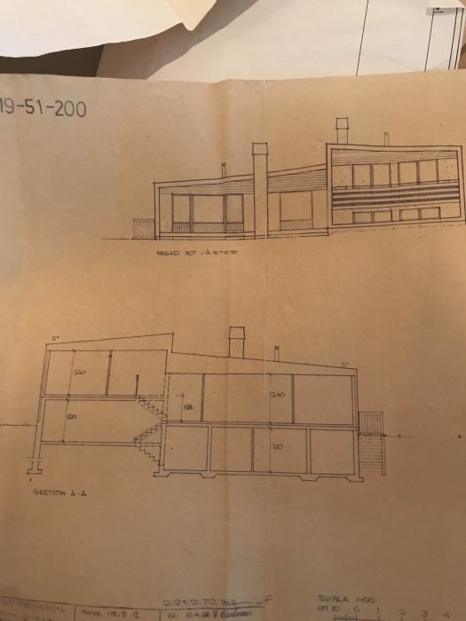 Arkitektonisk ritning av 60-talshus med fasadvy och planlösning i sektion.