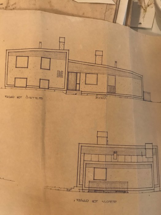 Skiss av ett 60-talshus med öppen planlösning, inklusive fasadvyer mot öster och norr.