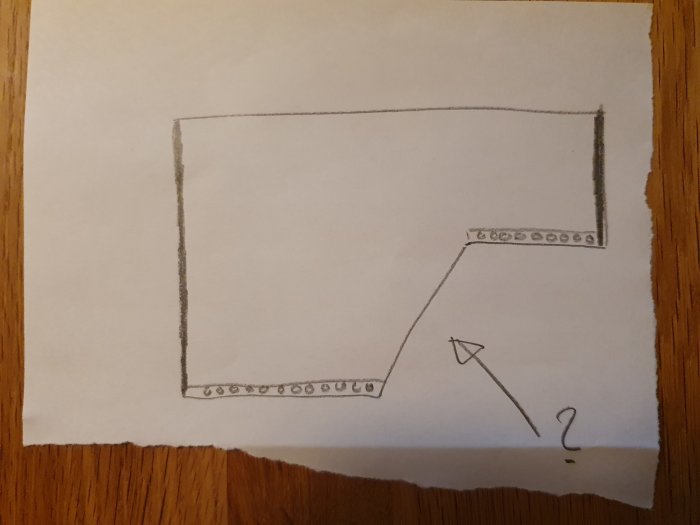 Handritad skiss av ett delvis triangelformat sedumtak med hålplåtar och frågetecken.
