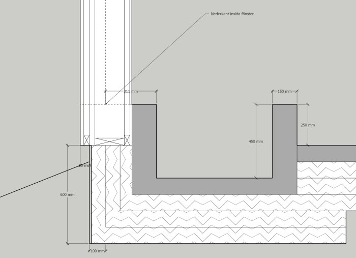 Sektionsskiss av badkarsplacering intill en yttervägg och fönster, dimensioner inkluderade.