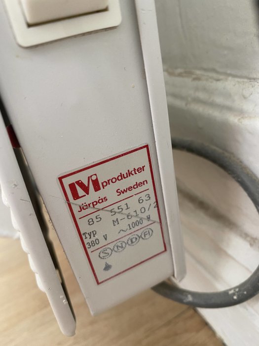En kopplingsdosa till LVI-radiator med tekniska specifikationer och dubbla elkablar.