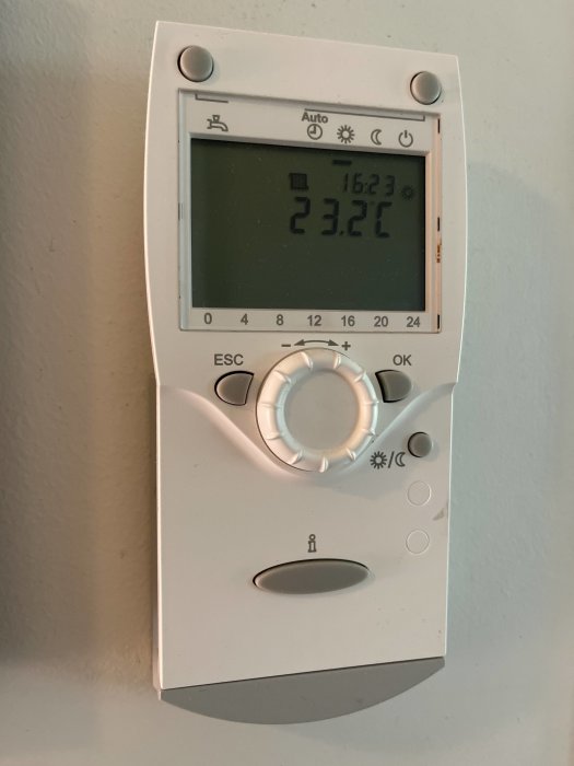 Trådlös fjärrvärmecentralpanel Siemens RVS46.530 med display som visar temperatur.