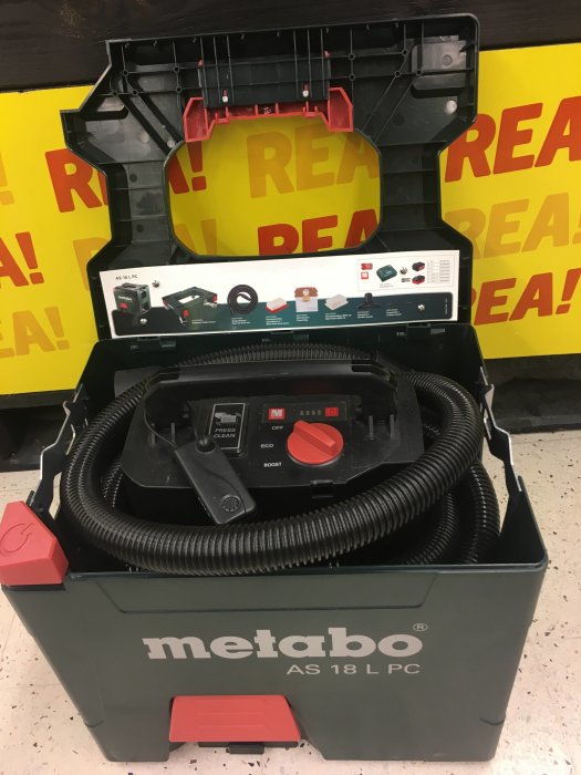 Metabo AS 18 L PC grovdammsugare på REA-plakat i butik.