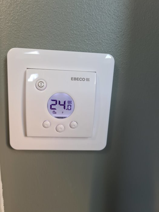 EBECO termostat inställd på 24 grader för golvvärme på en renoverad toalett.