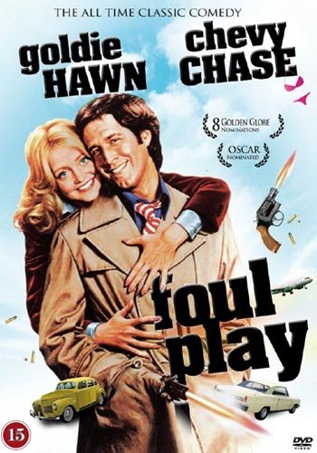 DVD-omslag för filmen "Foul Play" med två leende skådespelare omfamnade och komedifilmens titel i stora bokstäver.