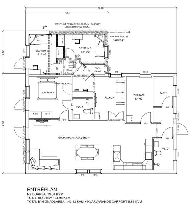 Arkitektritning av en villa i entréplan med måttangivelser, inklusive sovrum, kök och vardagsrum samt integrerad carport.