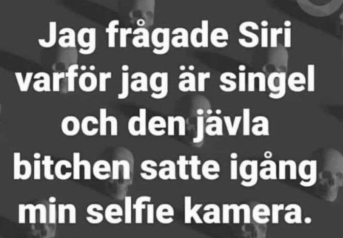 Text på bild med skämtsamt uttalande om att vara singel och digital assistent Siri som aktiverar selfie kameran.