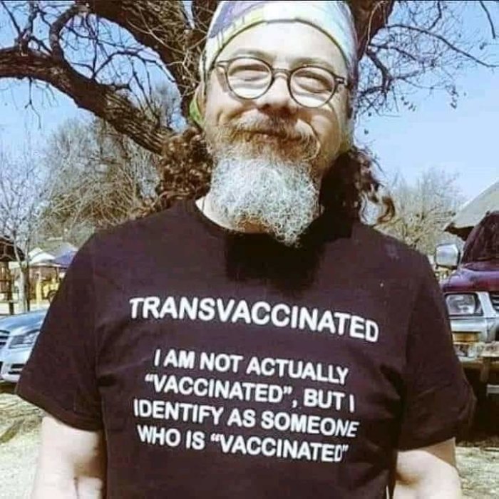 Person med t-shirt med text om vaccination och identifikation.