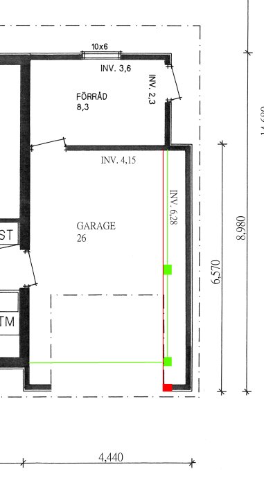 Arkitektonisk ritning som visar befintliga balkar markerade med grönt och en föreslagen ny balk med rött.