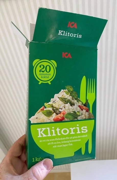 Hand håller en produktförpackning för ICA ris med koktid och matbild.