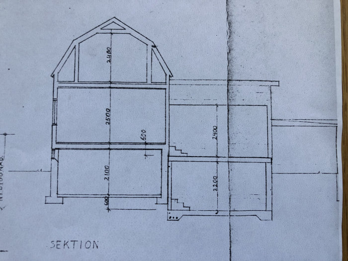 Arkitektonisk sektionritning av ett hus med angivna mått för höjd och bredd.