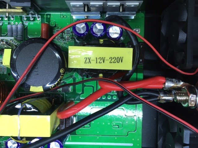 Inverter ZX-12V-220V med kablar anslutna till terminaler inuti husvagn.