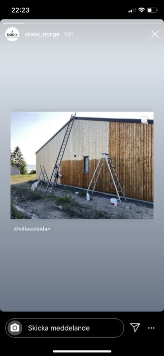 En skärmdump från Instagram som visar en träfasad på ett hus där en person står på en stege och vissa renoveringsverktyg är synliga på marken.