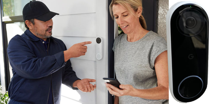 En person ringar på en Google Nest Doorbell vid en ytterdörr medan en annan person tittar på sin smartphone.