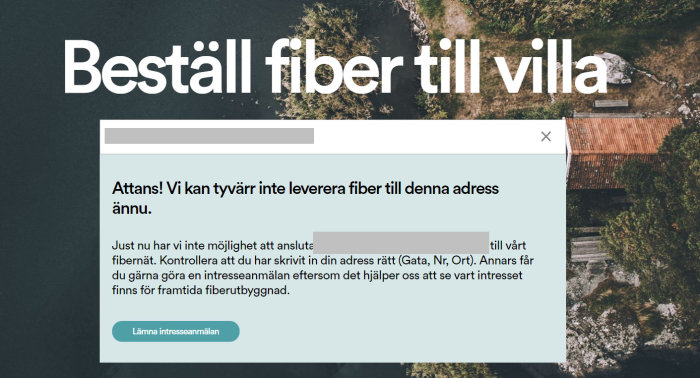 Bild av ett meddelande som säger "Vi kan tyvärr inte leverera fiber till denna adress" över en luftvy av en villa.