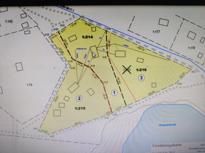 Fastighetskarta med röd markering för föreslagen tomtgräns nära vatten.