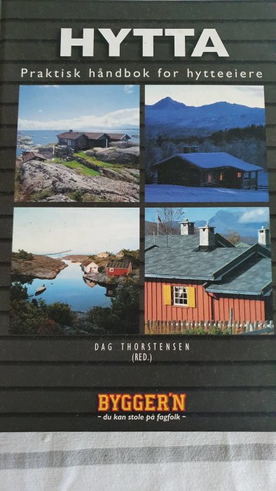 Omslag av boken "HYTTA" med bilder av traditionella norska stugor och landskap.