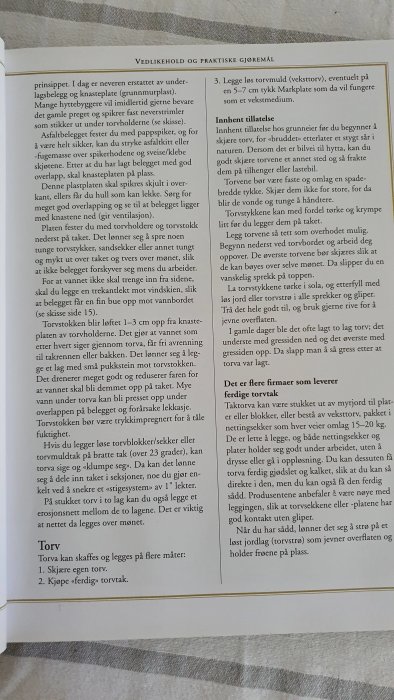Sidur av en instruktionsmanual för underhåll och praktiska råd om torvtak, innehållande text och punktlistor.