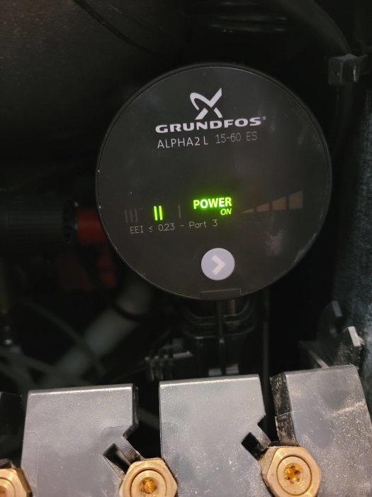 Grundfos cirkulationspump display visar inställningar och "Power On" med grön belyst text.