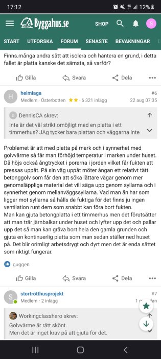 Skärmdump från diskussionsforum med text om byggproblem med platta på mark.