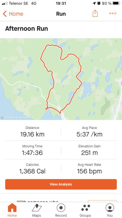 Skärmdump av en löparkarta med röd linje som visar 19,16 km löprunda, tid, tempo, höjdvinst och hjärtfrekvens.