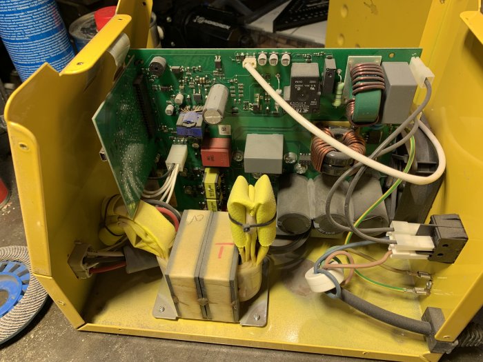 Interiör av en elektrisk apparat med kretskort och komponenter.