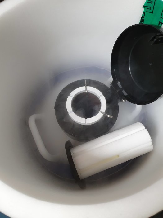 Smältugn med glödande element och keramisk kärna redo för knivbladstillverkning.