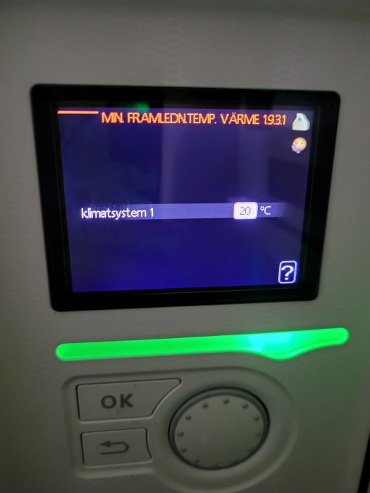 Digital termostat visar texten "MIN FRAMLEDNTEMP. VÄRME 1931" och "klimatsystem 1 20 °C" med en grön lysdiod.
