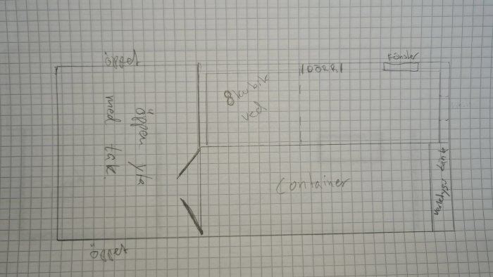 Handritad skiss på planlösning för skotergarage med container, vedbod och redskapsbod.