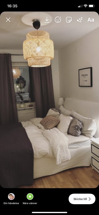 Sovrum före renovering med vit soffa, bruna gardiner och rattan-lampa.