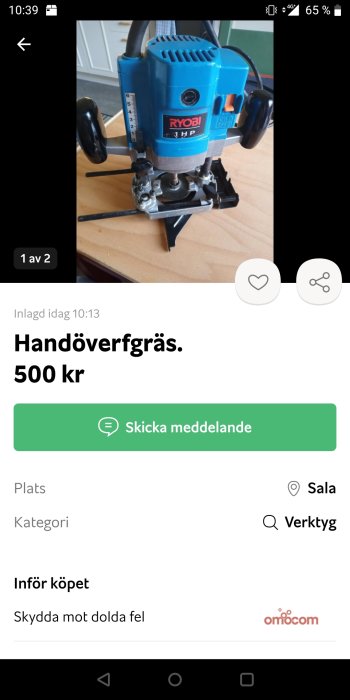 Blå handöverfräs från varumärket Ryobi på ett bord.