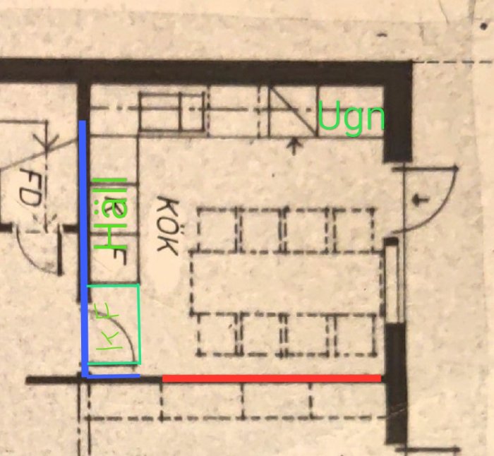 Ritning av en planlösning med markerade väggar i kök, röd streckad linje representerar vägg som ska tas bort.