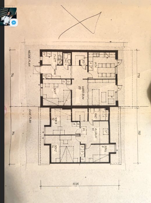 Ritning av ett parhusplan som visar olika rum och mått, med markeringar på väggar av intresse för renovering.