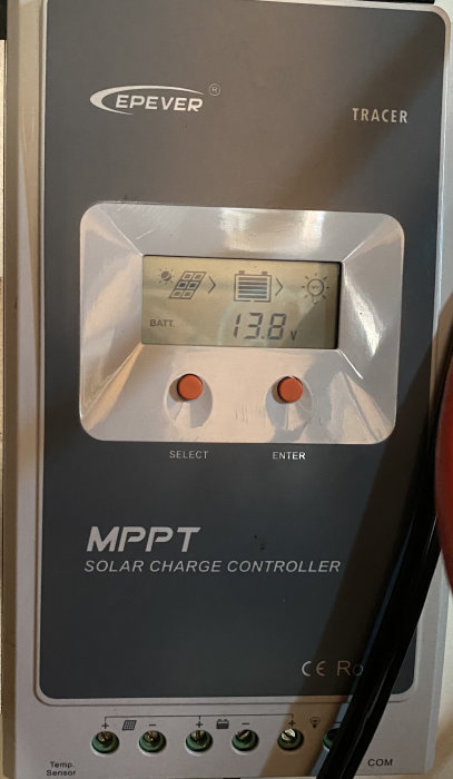 EPever MPPT solcellsregulator med LCD-skärm som visar batterispänning på 13.8V.