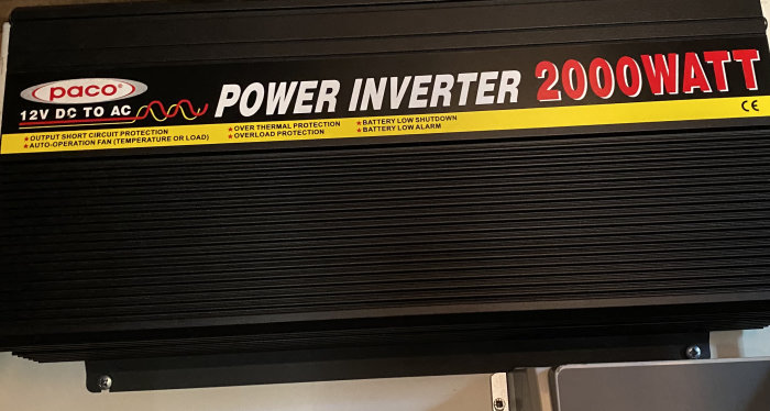 En Power Inverter på 2000 watt för omvandling från 12V DC till AC.