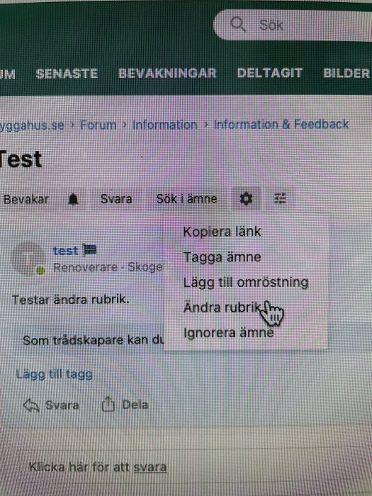 Datorskärm med öppen rullgardinsmeny för att ändra en forumtråds rubrik.