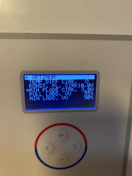 Digital termostat visar inställningar inklusive "MIN FLÖDE CIRK. 3.0 l/min" med justeringsknappar nedanför.