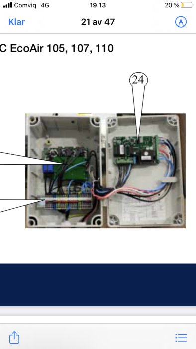 Inre kretskort och komponenter i ett öppet värmesystems skåp, markerat med indikatorpil nummer 24.