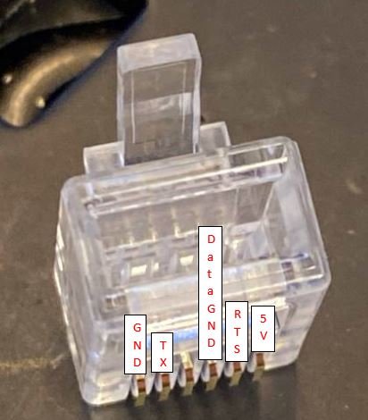 Transparent RJ45-kontakt med 8 stift märkta för terminering av nätverkskabel.