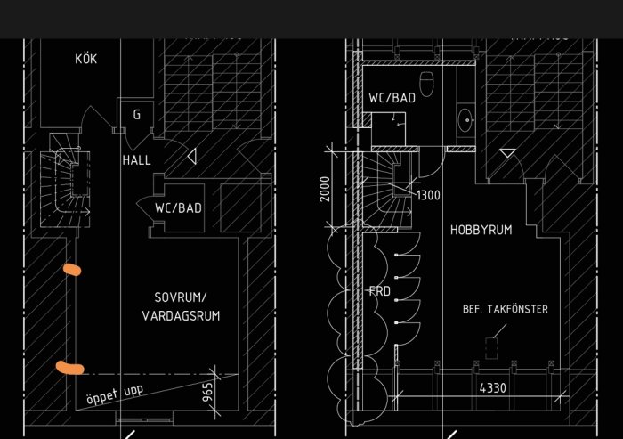 Architektonisk planritning som visar planerad skjutdörrsposition mellan två vardagsrum markerad med orange.