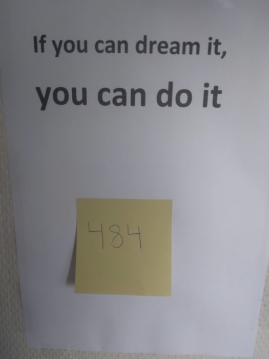 Ett uppmuntrande papper med texten "If you can dream it, you can do it" och en gul post-it-lapp med numret 484.