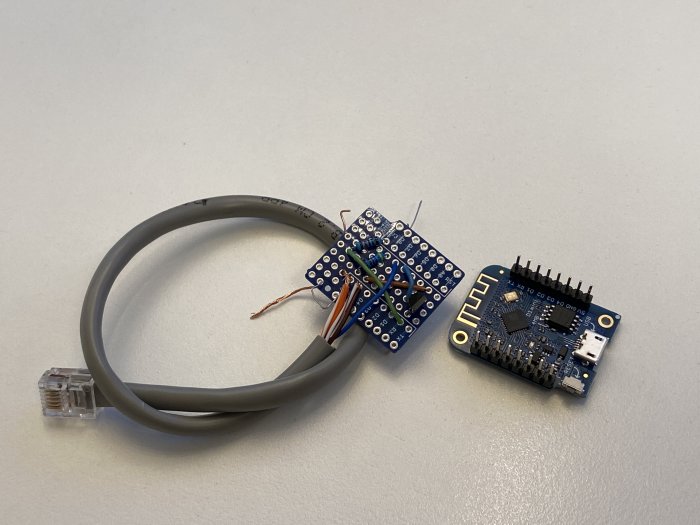 DIY-elektronikprojekt med kopplingskort och Arduino Micro innan lödning.