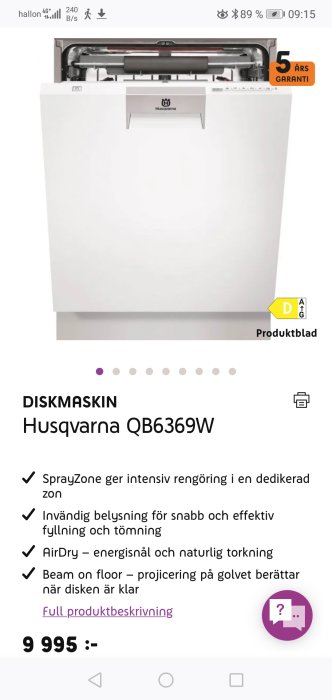 Vit inbyggd diskmaskin från Husqvarna modell QB6369W med öppen lucka och funktioner listade.