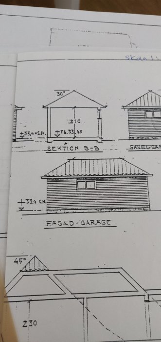 Ritningar av ett garage i olika vinklar med måttangivelser och märkningen "F.G. 33.45" framför en sektion.