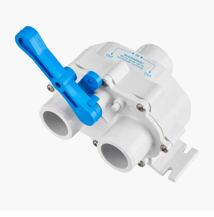 Vit och blå Y-ventil avsedd för marint bruk med etiketter och anslutningar.