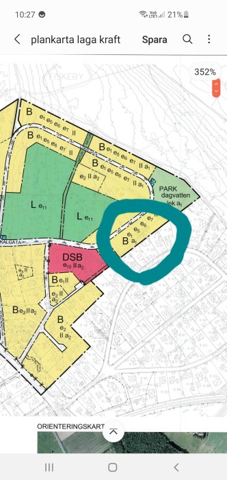 Detaljplan med inringat område för tomter i ett villaområde med orienteringsnorrmärke och omgivande faciliteter.